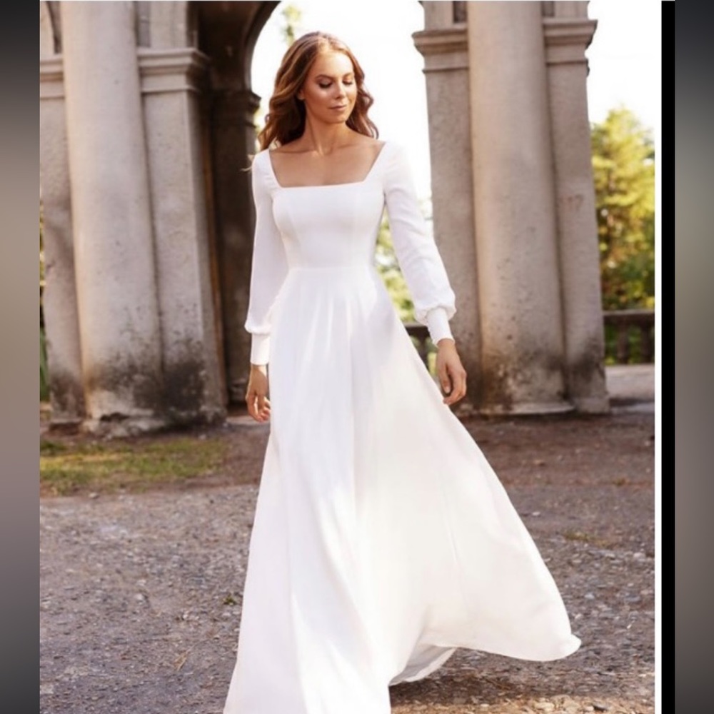 *Never worn* square neck wedding dress